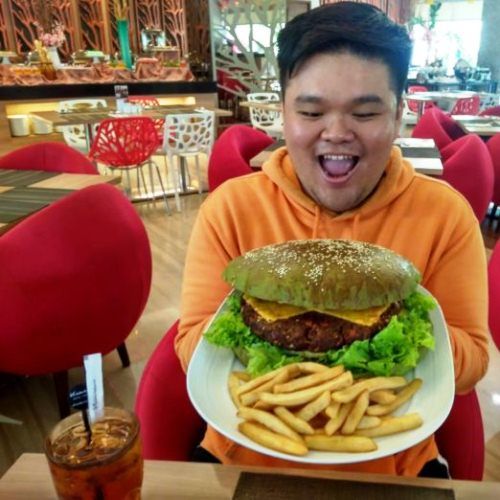 Yuk Coba The Grinch Burger Jumbo; di Swiss Belinn Manyar Surabaya