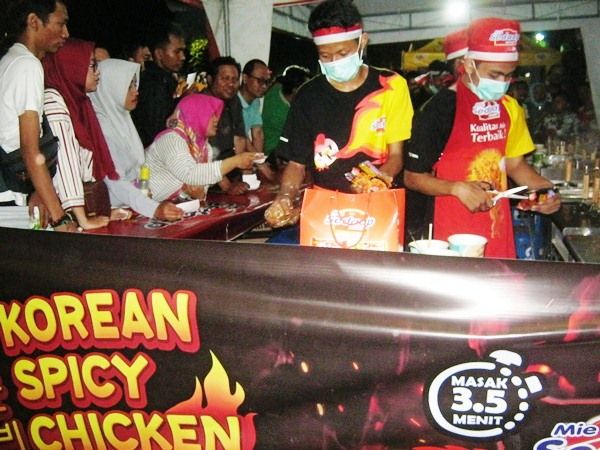 Mie Sedaap Meriahkan Pasar Rakyat di Surabaya; Sajikan 1.000 Porsi Mie Korean Spicy Chicken
