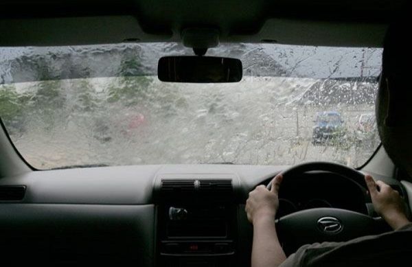 Ini 5 Tips Aman Berkendara Matic Saat Hadapi Banjir ala Daihatsu