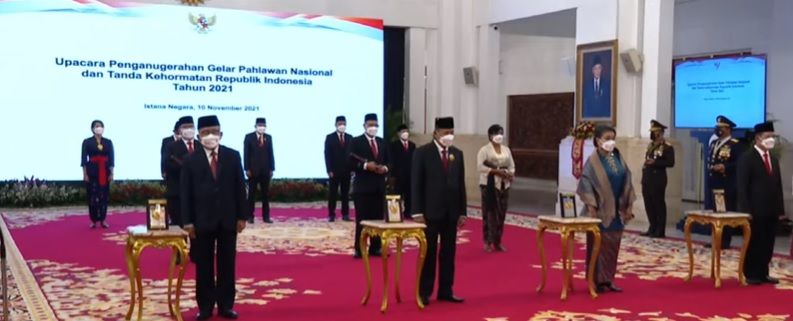 Presiden Jokowi Beri Gelar Pahlawan 4 Tokoh Nasional dan Bintang Jasa 300 Nakes Korban COVID-19