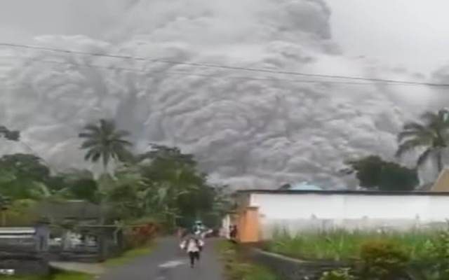 Erupsi Gunung Semeru :  Ketika Mengugsi,  Simak Barang Penting  yang Perlu dibawa