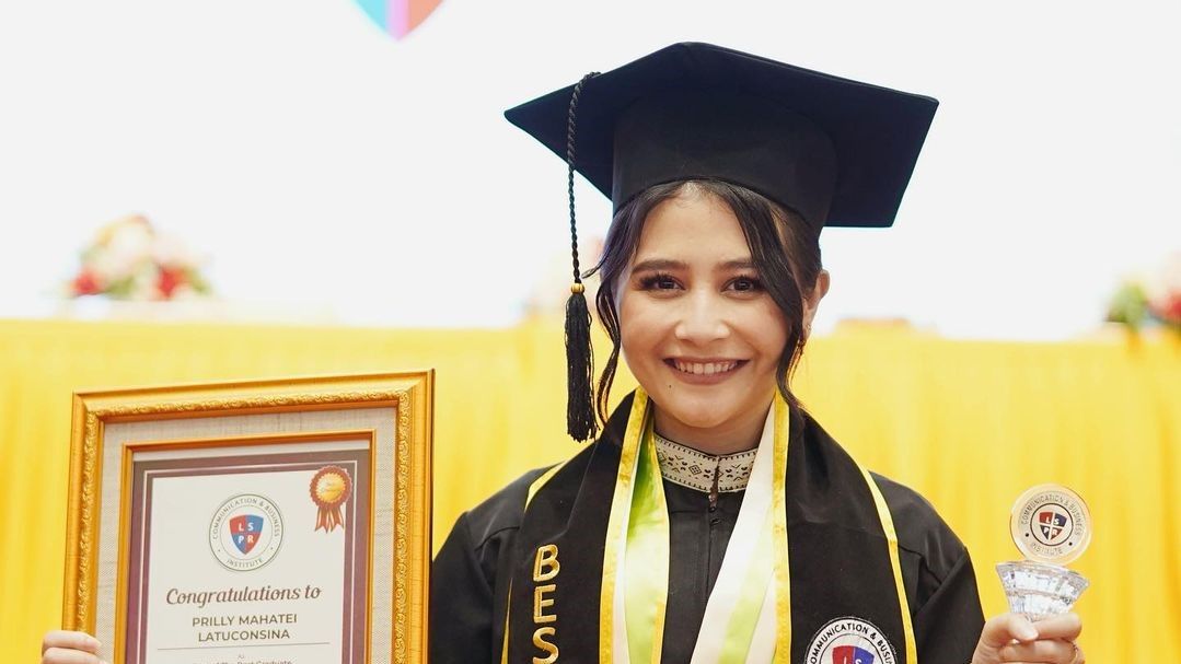Prilly Latuconsina Buktikan Karir Bisa Seimbang dengan Pendidikan