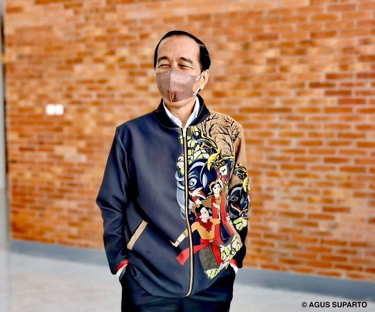 Presiden Jokowi Jatuh Cinta Motif Kayu Jati dan Penari Tayub