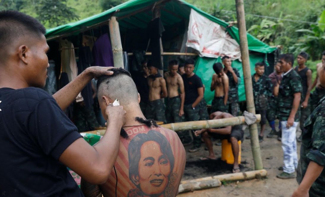 Warga Sipil Myanmar Berlatih di Hutan Untuk Lawan Junta militer