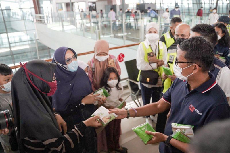 Menparekraf Sandiaga Uno Bagikan Healthy Kit di Bandara Soekarno Hatta
