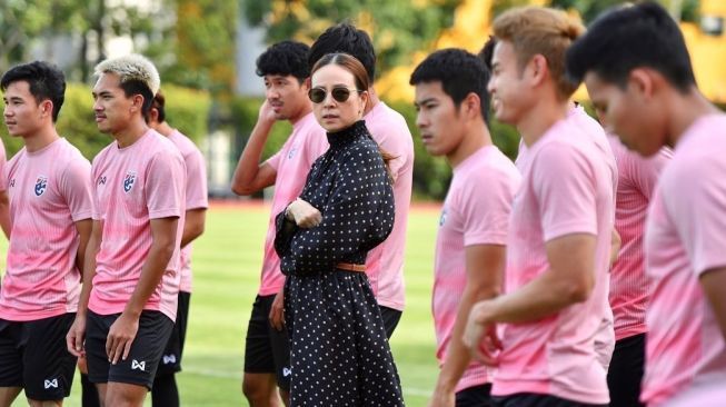 Inilah Sosok Manajer Cantik Madame Pang , yang Beri 11 Milliar ke Timnas Thailand