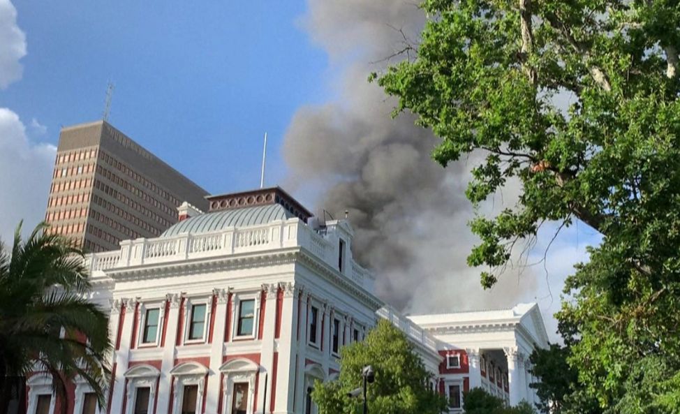 Gedung Parlemen Afsel Kebakaran Hebat 