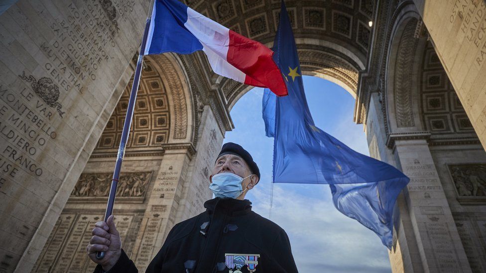 Bendera Uni Eropa Diturunkan dari Arc de Triomphe