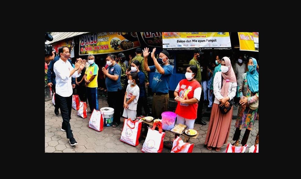 Presiden Jokowi Beri Sembako dan Bantuan Tunai ke Pedagang Pasar Purwodadi