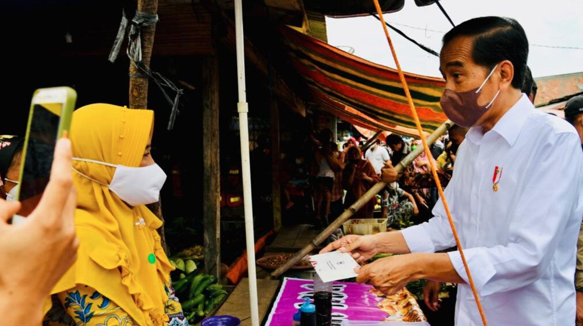 Presiden Berikan Tambahan Modal bagi Pedagang di Pasar Baru Tanjung Enim
