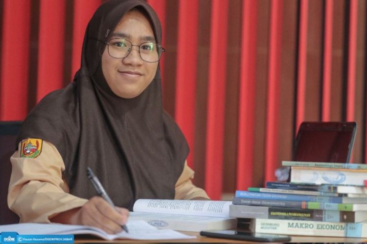 Siti Komariah, Siswi SMAN 1 Cimahi Raih Medali Emas di Kompetisi Sains Nasional