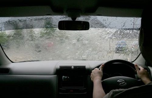 Ini Tips Berkendara Aman dan Nyaman Ketika Hujan ala Daihatsu