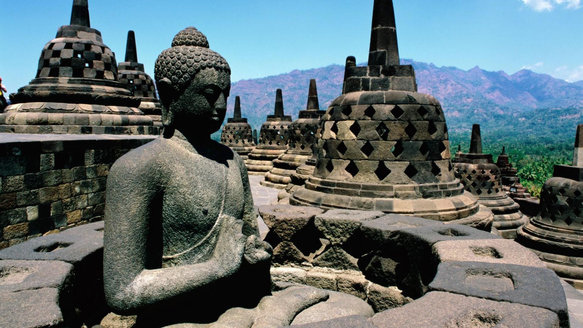 Uji Coba Penggunaan Alas Kaki Khusus di Borobudur Mulai Digelar