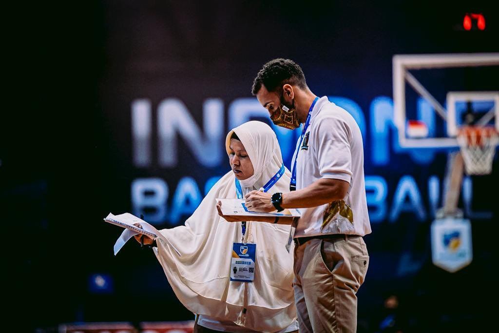 Kartika Siti Aminah Mencetak Sejarah Pelatih Wanita Pertama di IBL 