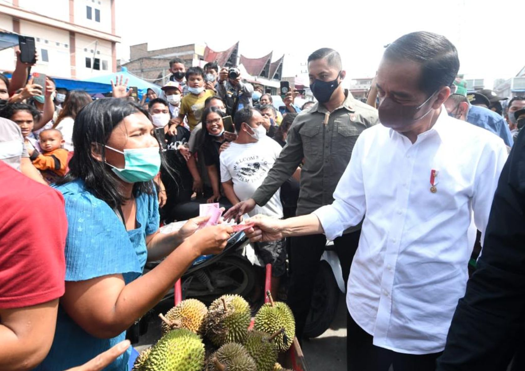 Presiden Jokowi Bagikan Bantuan Modal Bagi Pedagang di Pasar Porsea