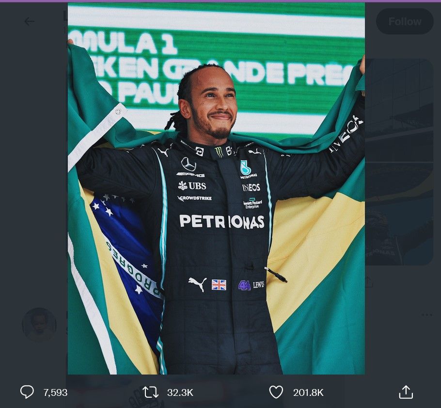 Lewis Hamilton Sibuk Amati Mobil dari Tim Lain di Tes Pramusim F1 2022 