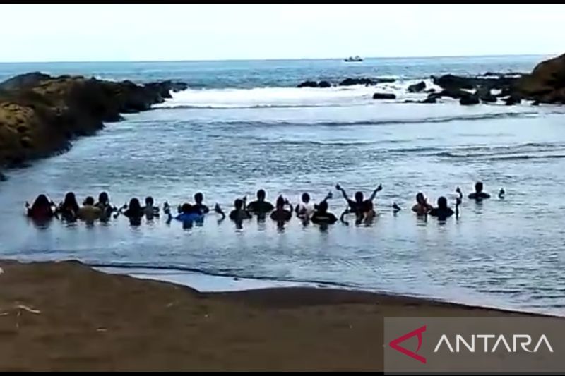 Polisi Bubarkan Ritual di Pantai Watu Ulo Nganjuk