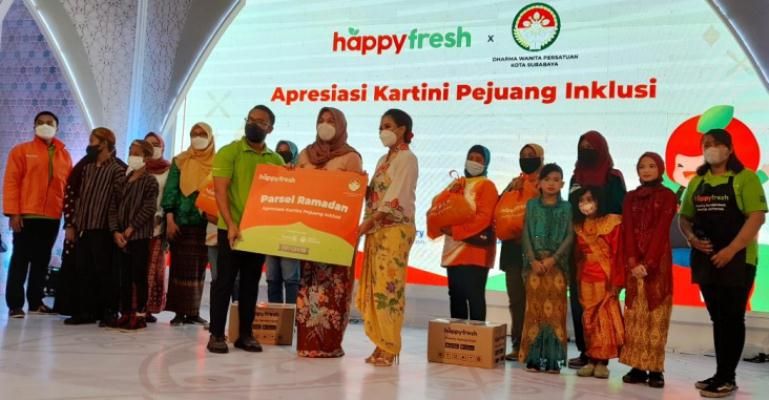 HappyFresh Bagikan 160 Paket Sembako, Apresiasi Perempuan Pejuang Inklusi di Surabaya