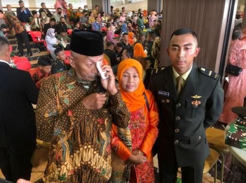 Orang Tua Petani Pecah Haru Anaknya Lulus Perwira TNI AD