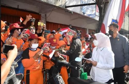 Presiden Jokowi Bersama Ibu Negara Berikan Bansos di Pasar Pucang Anom Surabaya