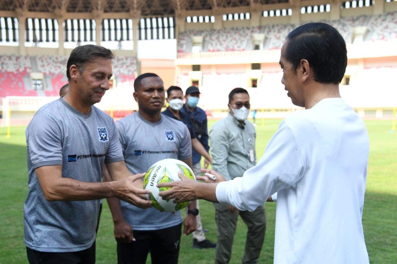 Presiden Jokowi ke Pelatih PFA: Bapak Titip Anak-anak, ya Coach