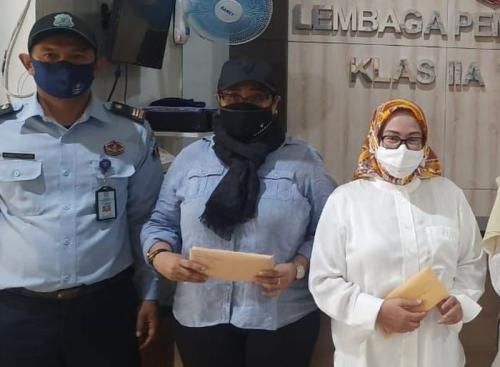 Eks Gubernur Banten Ratu Atut Bebas  Bersyarat