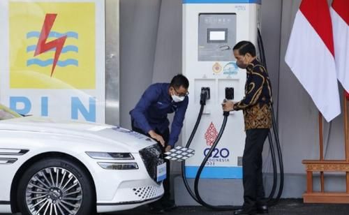 Presiden Jokowi  Resmi Teken Inpres Penggunaan Kndaraan listrik sebagai Kendaraan Dinas 