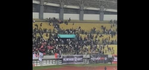 Liga 2 2022/2023: Laga Bekasi City FC vs PSIM Terjadi Kerusuhan di dalam Stadion