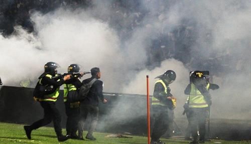Jadi Sorotan! Dilarang FIFA, Kenapa Polisi Tembakan Gas Air Mata di Stadion Kanjuruhan Malang