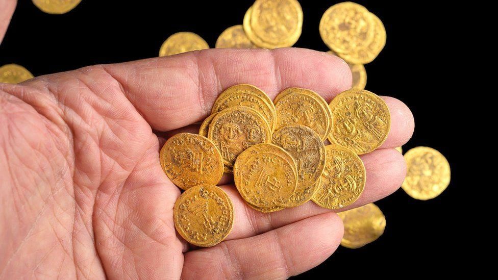 44 Koin Emas Abad ke 7 Ditemukan di Dinding