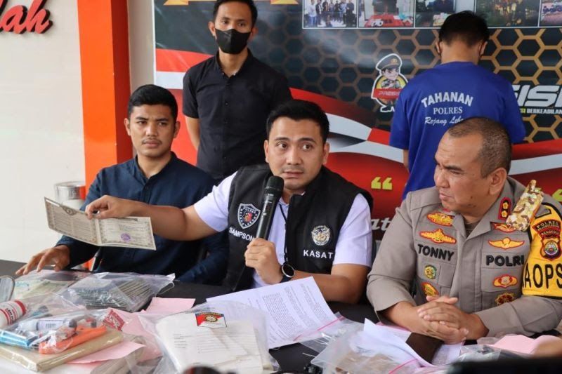 Diduga Jual STNK dan BPKB Palsu di Medsos, Pria Asal Bengkulu Ditangkap Polisi!