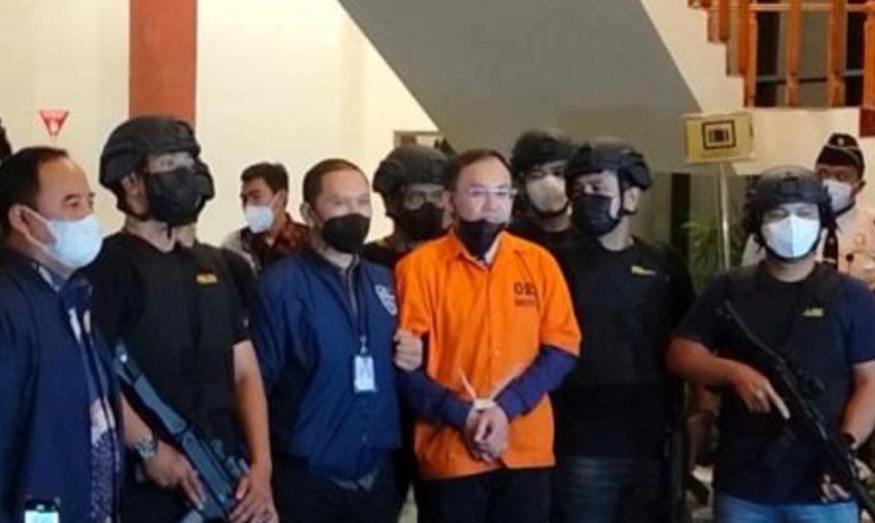 Raja Judi Online Apin BK Ditangkap dan Telah Tiba di Bandara Soeta