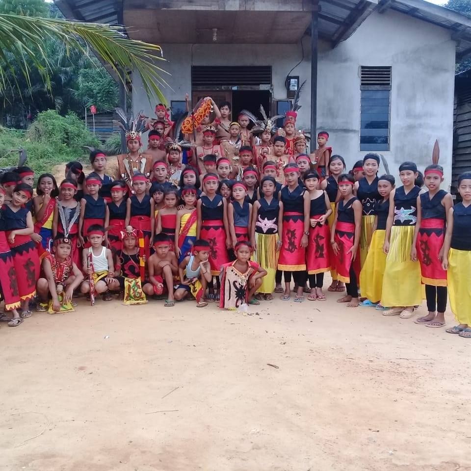 Laleilmanino Salurkan Donasi untuk Sekolah Pelestari Tradisi dan Hutan di Kalimantan Barat