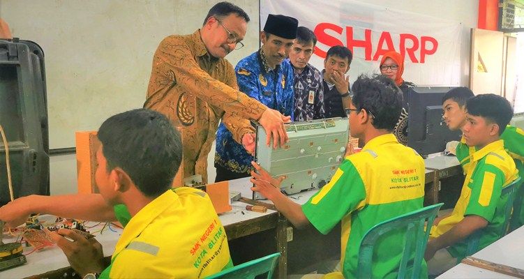 Sharp Class di SMKN 1 Blitar Tingkatkan Kompetensi Siswa untuk Masuki Dunia Kerja