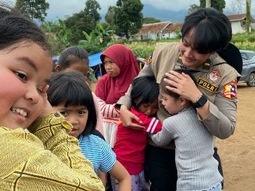 Polri Gelar Trauma Healing Bagi Para Pengungsi Gempa Bumi  Cianjur