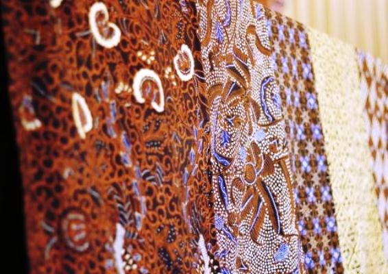 Kain Batik Jadi Pilihan Kado, Ini Tips Jaga Keindahan Warna dan Motif