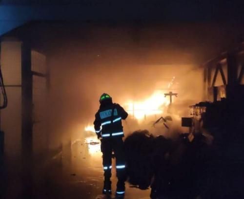 Kebakaran Besar Bangunan Pabrik di Kebon Jeruk