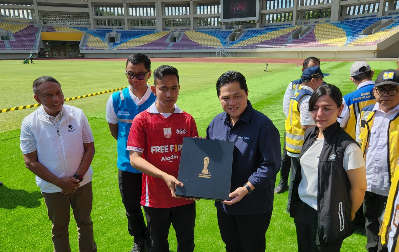 Tinjau Stadion Manahan,  Erick Thohir Ingatkan Soal Ruang Sponsor