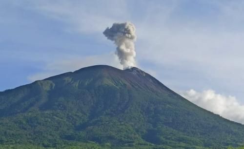 Gunung Api Ile Lewotolo di Bagian Utara Pulau Lembata NTT Erupsi