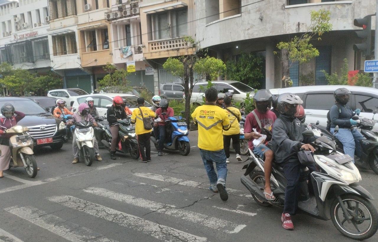 Maxim Bagikan 1600 Paket Takjil kepada Masyarakat Surabaya