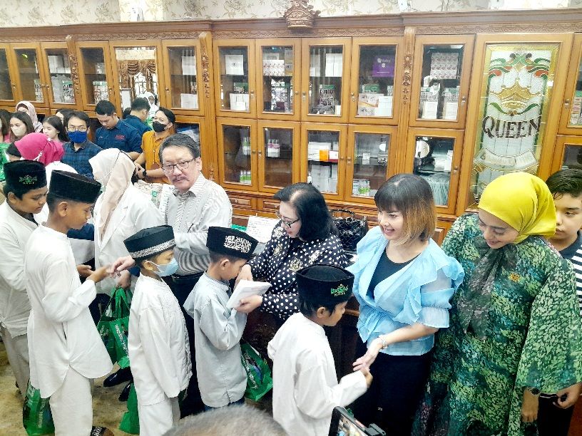 Queen Klinik Bedah Plastik Bersama Selebritas Indonesia  Gelar  Santunan Anak Yatim 