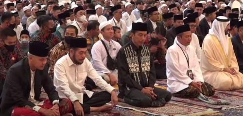 Presiden Jokowi dan Ganjar Pranowo Sholat Idul Fitri 1444H Bareng di Masjid Sheikh Zayed Surakarta  