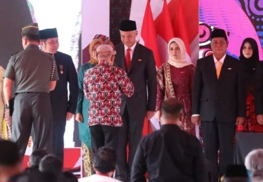 Capres PDIP, Ganjar Pranowo Terima Penghargaan Satyalencana Wira Karya
