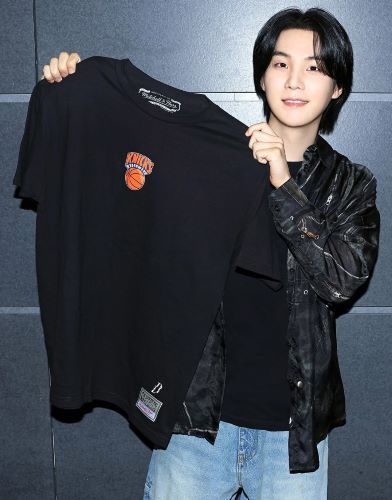 BTS SUGA Gandeng Mitchell & Ness Hadirkan Koleksi Fesyen Eksklusif