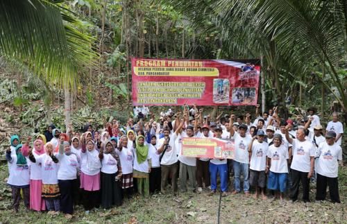 Di Pangandaran, Relawan Ganjar Pranowo Bakti Sosial Bersama Warga Penuhi Air Bersih