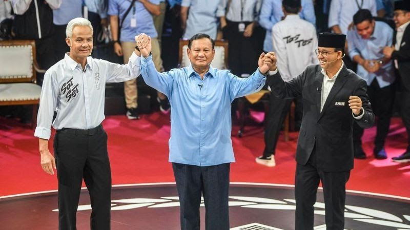 Usai Debat Perdana Capres 2024, 3 Capres Saling Rangkul!