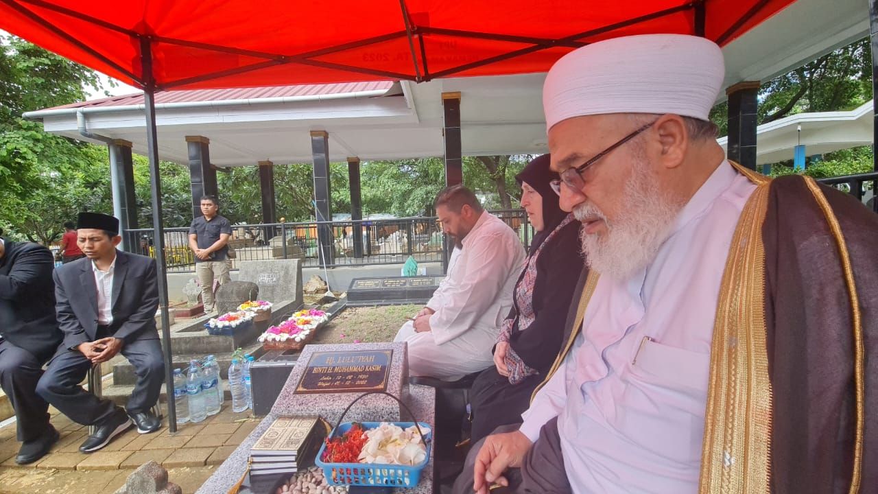 Ulama Sufi Dunia Berziarah ke Makam Hj Lu'luiyah Ibunda Komjen Pol (Purn) Dr Syafruddin Kambo 