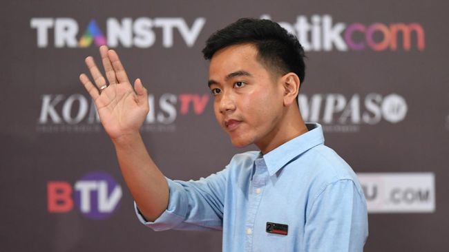 Spontan Hampiri Petugas yang Jatuh di Panggung Debat Semalam, Warganet Apresiasi Gibran