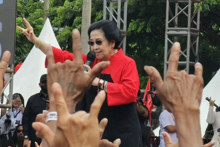 Megawati: Dikasih Bansos, Jangan Kesengsem dan Klenger
