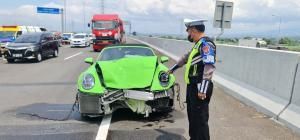 Kecelakaan Lalu Lintas: Mobil Porsche Tabrak Grand Livina di Tol Porong-Surabaya